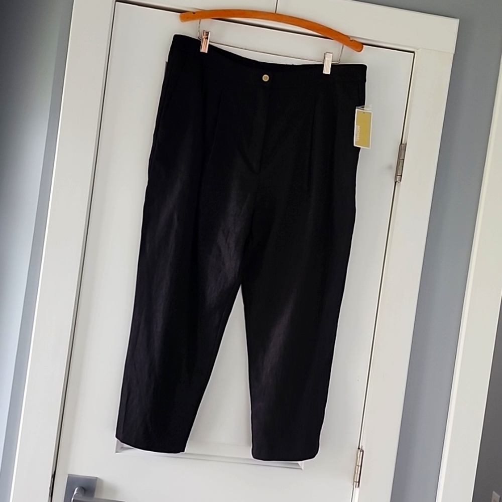 NWT...Black Michael Kors Capri pleated dress pant!